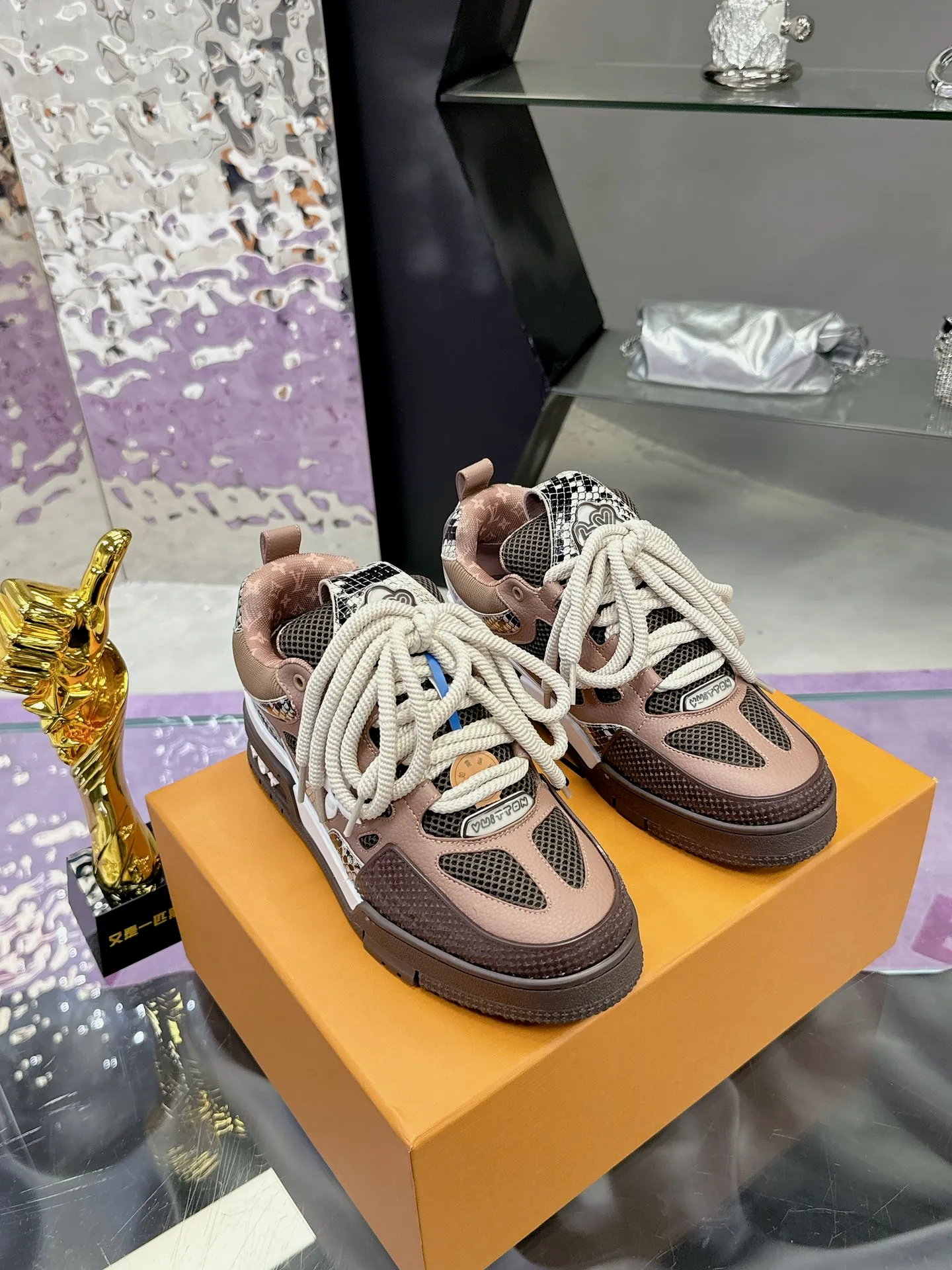 Men's shoes 💰900❤️❤️❤️ 𝙇𝙑 Bread shoes have added new colors 💓 Craftsmanship series 𝟐𝟎𝟐5/𝐒𝐒 𝐧𝐞𝐰 Louis Vuitton catwalk skate shoes are popular, LOUIS VUITTON Trainer is undoubtedly one of the most successful Sneakers launched by luxury brands, but the pace of exploration will not stop. LOUISVUITTON will also bring a new series of skateboard shoes in the spring of 2025. The new series in the picture returns to the 90s Chunky Skate Shoes look and feel. The uppers are made of leather and mesh. The fat silhouette and thick shoelaces are very eye-catching. It is expected to have quite a few colors like the Trainer. Judging from the previous DIOR show skate shoes, this chunky style may be even stronger next year. 💎 Size: Female 35-40 Male 39-46